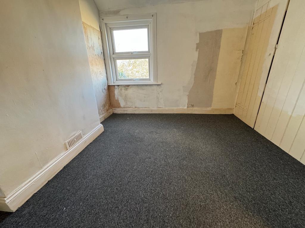 Lot: 39 - SEMI-DETACHED HOUSE FOR IMPROVEMENT - Bedroom 2